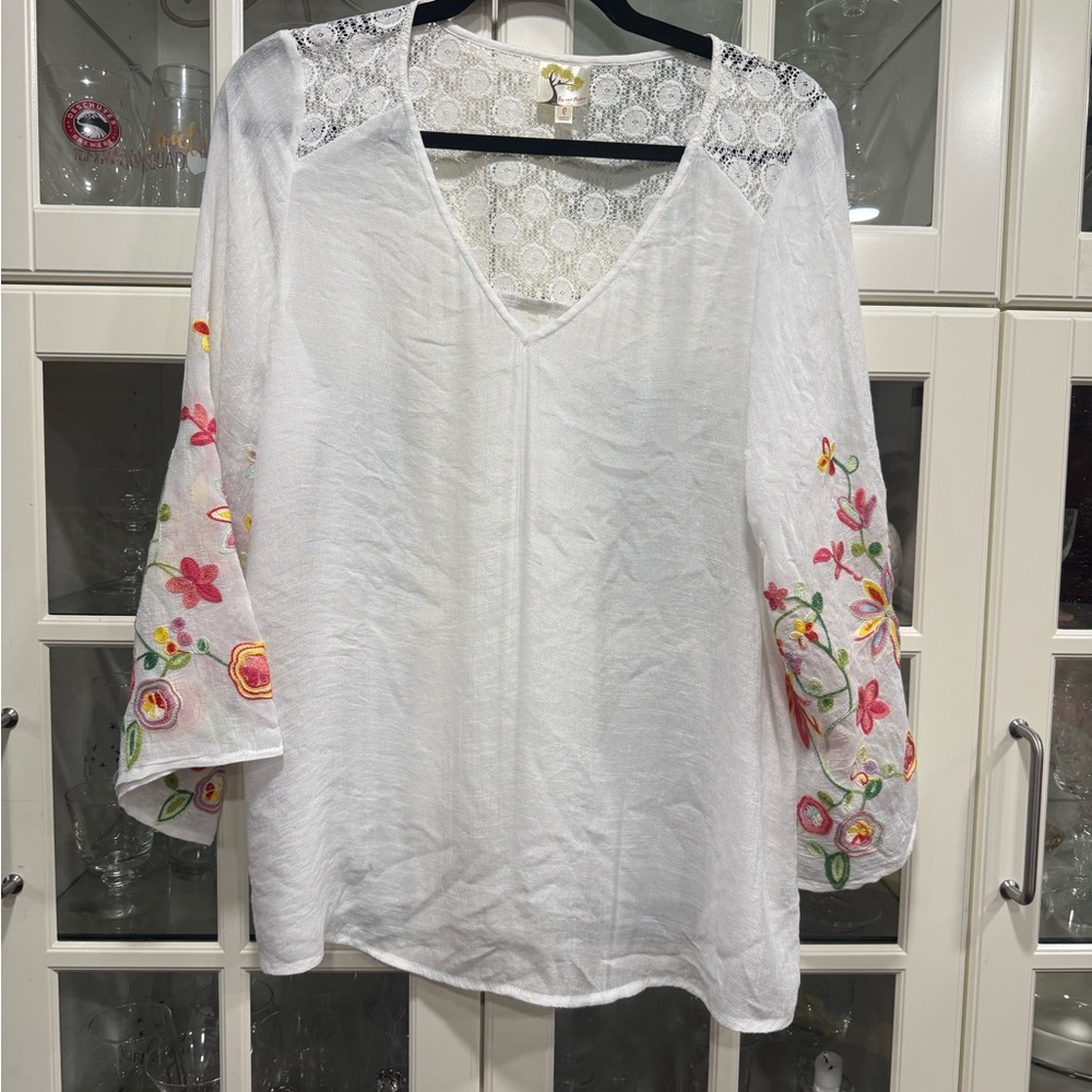 Fig and Flower White Blouse with Floral Embroidery